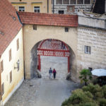 Eingang zum Schlossgelände über das Rote Tor