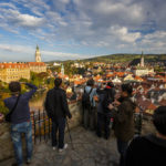 Touristen auf der Aussichtsplattform auf dem Schlossgelände