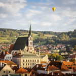 Altstadt mit St.-Veit-Kirche und einem Heißluftballon