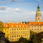 Blick auf das Schloss und den Schlossturm von der Aussichtsplattform des Schlossgeländes aus