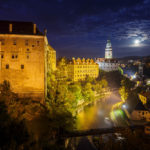 Vollmond über der Altstadt und dem Schloss Český Krumlov