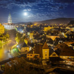 Vollmond über der Altstadt und dem Schloss Český Krumlov