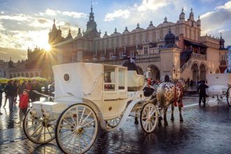 Ein Fiaker vor den Tuchhallen in Krakau