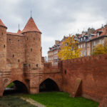 Die Barbakane und alte Stadtmauer in der Altstadt von Warschau
