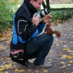 Der Autor und Fotograf dieses Blogs wird im Warschauer Łazienki-Park von einem frechen Eichhörnchen belagert