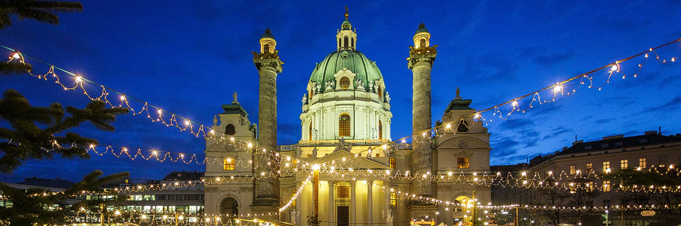 Die Karlskirche am Weihnachtsmarkt Adventmarkt Karlsplatz in Wien