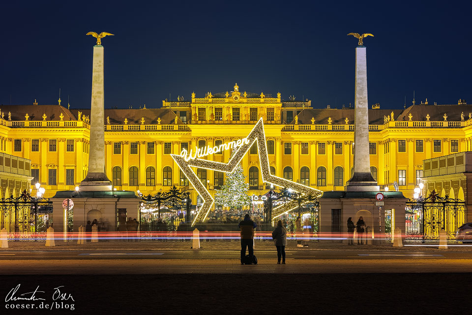 Weihnachtsbeleuchtung vor dem Wiener Schloss Schönbrunn