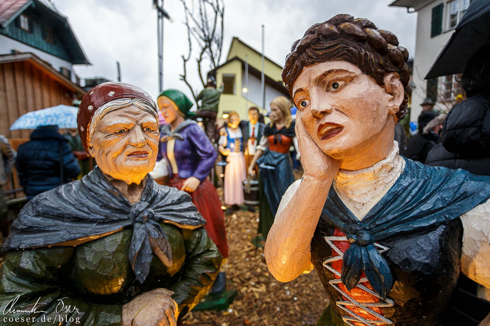 Zwei Figuren in der Krippenlandschaft im Pfarrgarten