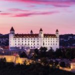 Die Burg von Bratislava im Licht des Sonnenuntergangs