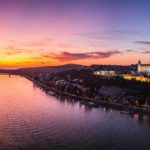 Die Donau und die Burg von Bratislava im Sonnenuntergang, von der Aussichtsplattform UFO aus gesehen