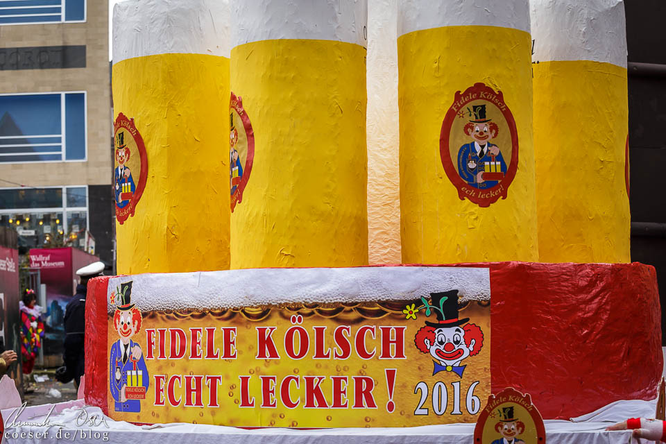 Ein mit Kölsch-Gläsern dekorierter Festwagen während des Kölner Karnevals
