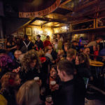 Partystimmung im Brauhaus Papa Joe's "Klimperkasten" auf dem Alten Markt während des Kölner Karnevals