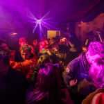 Partystimmung in einem Lokal während des Kölner Karnevals