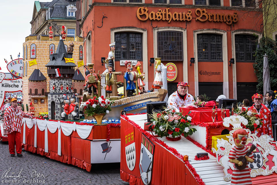 Straßenumzug am Karnevalssonntag im Kölner Karneval