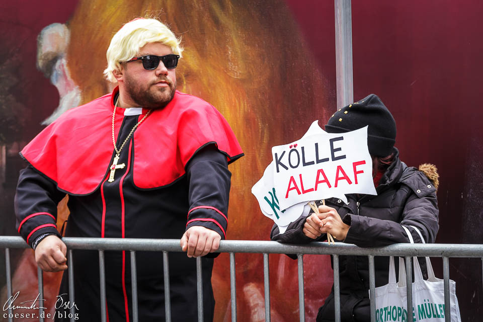 Verkleidete Besucher während eines Karnevalumzugs im Kölner Karneval