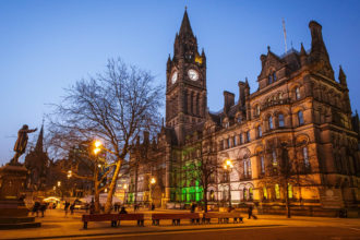 Das beleuchtete Rathaus von Manchester