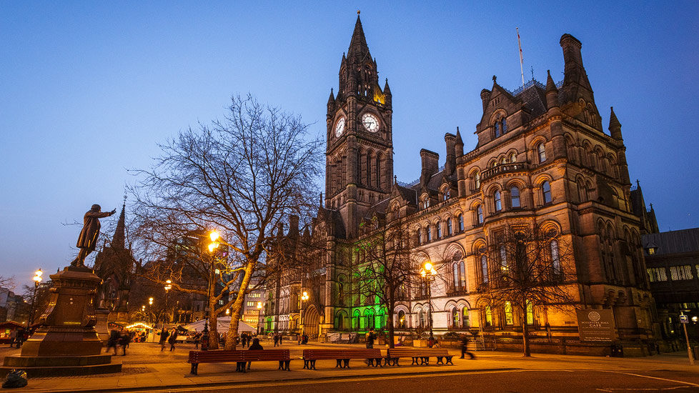 Das beleuchtete Rathaus von Manchester