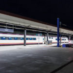 Bahnsteig mit Schnellzug am Bahnhof Estación de Toledo