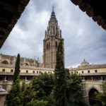 Blick auf den Innenhof des Klosters und den Glockenturm der Catedral Primada (Kathedrale von Toledo)