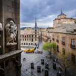 Blick vom Kloster auf zwei Statuen und den Plaza Ayuntamiento