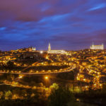 Panoramablick auf die beleuchtete Altstadt von Toledo, gesehen vom Aussichtspunkt Mirador del Valle