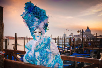 Kostümierte Frau beim Karneval von Venedig