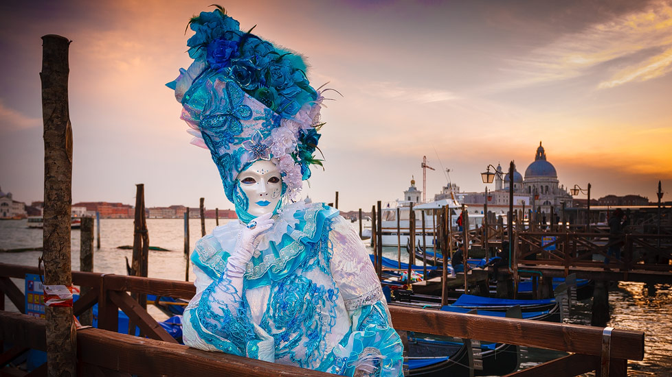 Kostümierte Frau beim Karneval von Venedig