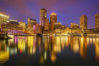 Die beleuchtete Skyline von Boston