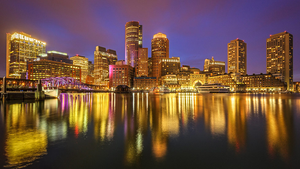 Die beleuchtete Skyline von Boston