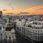 Blick auf die Madrider Innenstadt und das Metropolis-Haus (Edificio Metrópolis) von der Terrasse des Círculo de Bellas Artes