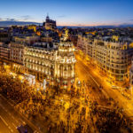 Blick auf die Madrider Innenstadt und das Metropolis-Haus (Edificio Metrópolis) von der Terrasse des Círculo de Bellas Artes