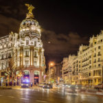 Das beleuchtete Metropolis-Haus (Edificio Metrópolis) in Madrid
