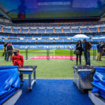 Besucher vor dem Spielertunnel im Estadio Santiago Bernabéu in Madrid