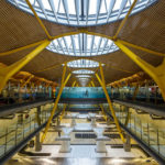 Moderne Architektur im Terminal 4 des Flughafens Aeropuerto Madrid-Barajas