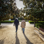 Spaziergänger in der Nachmittagssonne in den Sabatini-Gärten (Jardines de Sabatini) in Madrid