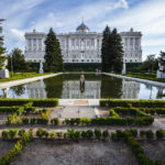 Der Königliche Palast (Palacio Real) in Madrid von den Sabatini-Gärten (Jardines de Sabatini) aus gesehen