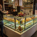 Ein Delikatessen-Shop in der Markthalle San Miguel (Mercado San Miguel) in Madrid