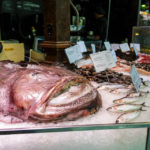 Ein Fischstand in der Markthalle San Miguel (Mercado San Miguel) in Madrid