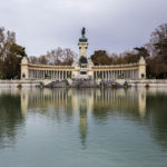Das Monument für Alfons XII. (Monumento a Alfonso XII de España) vor dem See Estanque del Retiro im Retiro-Park (Parque del Retiro)