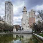 Der Plaza de España in Madrid mit den Hochhäusern Torre de Madrid und Edificio España sowie dem Denkmal des spanischen Nationaldichters Miguel de Cervantes