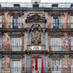 Detailaufnahme der Fassade des Gebäudes Casa de la Panadería („Haus der Bäckerei“) auf dem Hauptplatz (Plaza Mayor) von Madrid