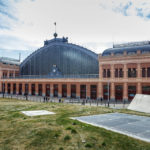 Das Bahnhofsgebäude Estación de Puerta de Atocha in Madrid