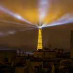 Blick auf den beleuchteten Eiffelturm vom Balkon meiner Airbnb-Unterkunft in Paris