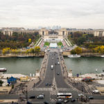 Blick von der Aussichtsterrasse des Eiffelturms auf die Jardins du Trocadéro vor dem Palais de Chaillot