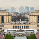 Blick von der Aussichtsterrasse des Eiffelturms auf die Jardins du Trocadéro vor dem Palais de Chaillot