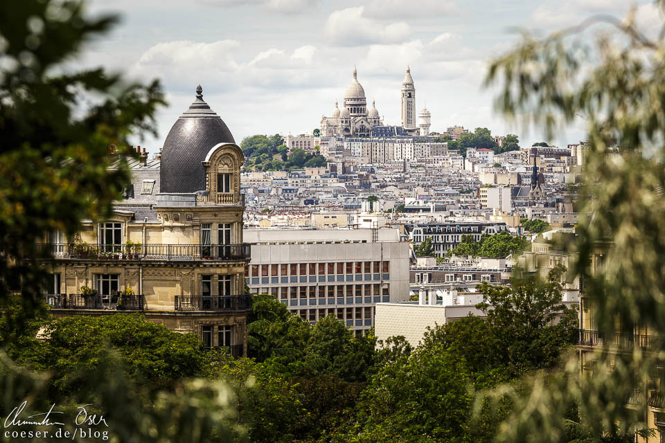 Blick von der Aussichtsterrasse im Park Parc des Buttes-Chaumont in Richtung Montmartre