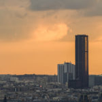 Blick auf den Tour Montparnasse von der Aussichtsterrasse am Fuße der Basilika Sacré-Cœur in Künstlerviertel Montmartre