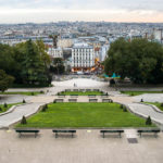 Blick von der Aussichtsterrasse am Fuße der Basilika Sacré-Cœur in Künstlerviertel Montmartre