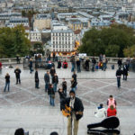 Straßenmusiker am Fuße der Basilika Sacré-Cœur im Künstlerviertel Montmartre