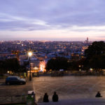 Blick von der Aussichtsterrasse am Fuße der Basilika Sacré-Cœur in Künstlerviertel Montmartre